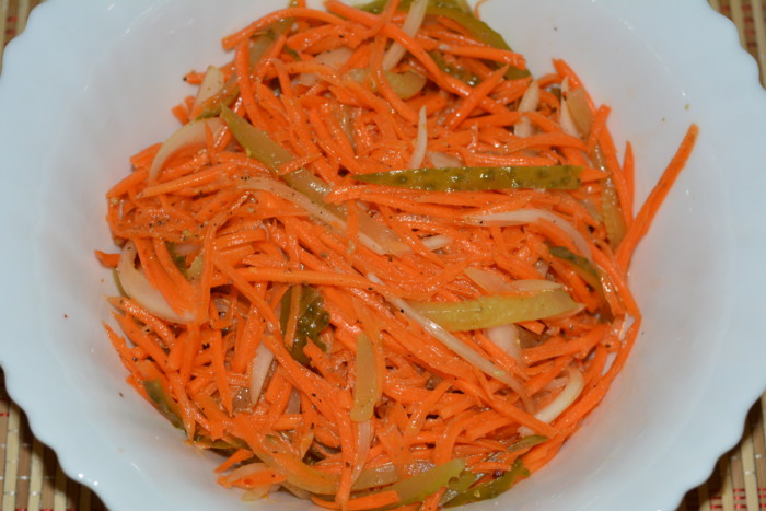Простой салат с корейской морковью и огурцами