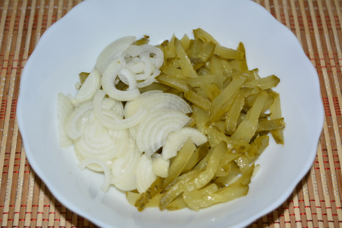 Закуска-салат из маринованных огурцов и лука