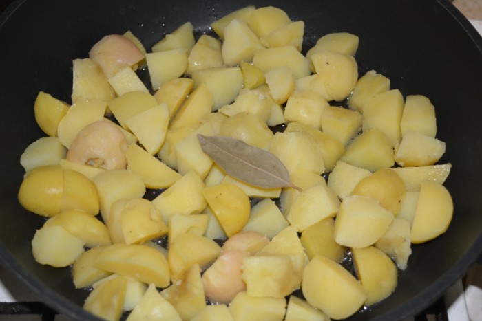 отварной картофель в мундире обжаренный