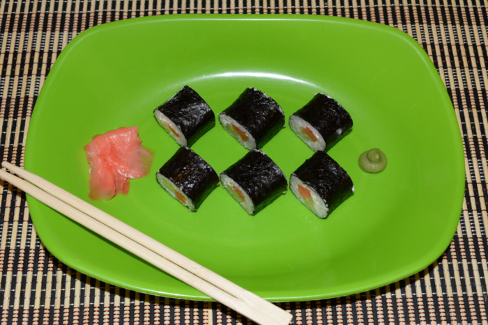Суши-роллы с красной рыбой, сыром и огурцом