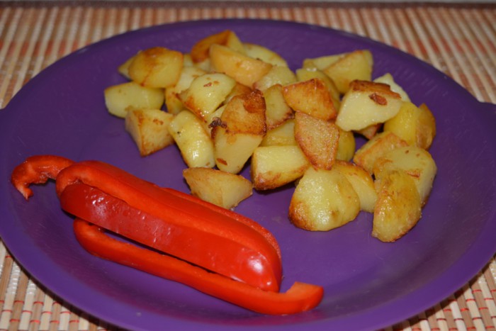 Отварной картофель в мундире обжаренный на сковороде