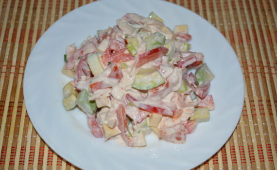 Салат с авокадо, куриной грудкой, сыром и овощами