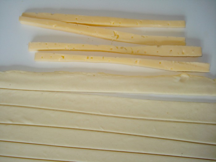 Хрустящие сырные палочки в слоеном тесте