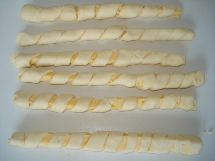Хрустящие сырные палочки в слоеном тесте