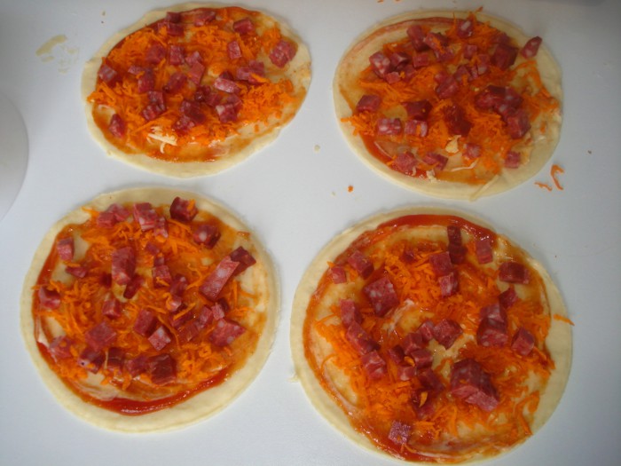 Домашняя мини-пицца с колбасой, морковью и сыром из готового слоеного теста