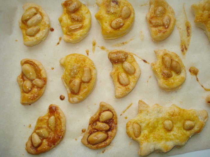 Быстрое печенье из слоеного теста с сахаром и арахисом