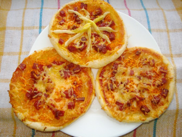 Домашняя мини-пицца с колбасой, морковью и сыром из готового слоеного теста