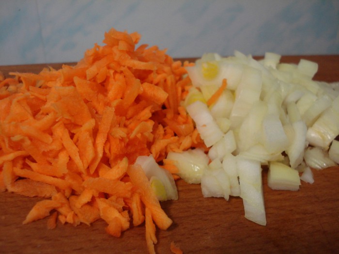 Вкусная подлива из печени с томатным соком, луком и морковью