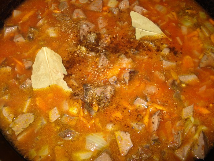 Печень в томатном соусе с морковью и луком на сковороде рецепт с фото