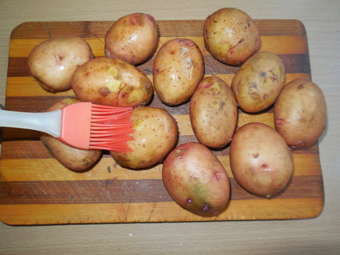 Как запечь картошку в мундире в духовке.
