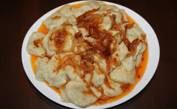 Постные картофельные ньокки с томатным соусом и луком