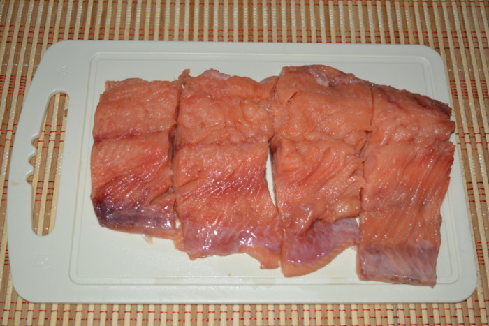 Красная рыба в кляре на сковороде
