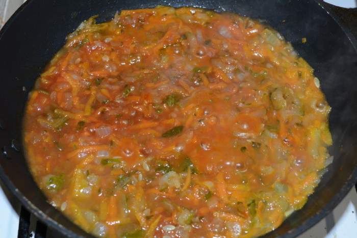 Картофельный суп с замороженными фрикадельками и маринованными огурцами