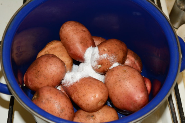 Вареная картошка в мундире