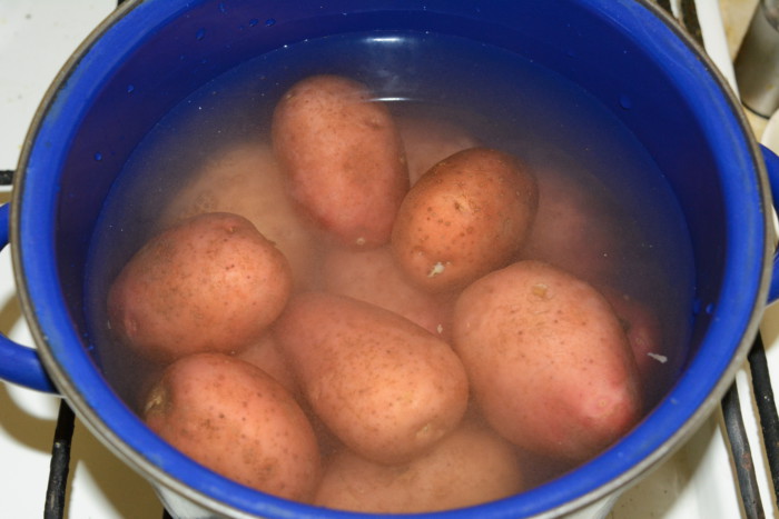 Вареная картошка в мундире