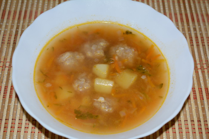 Картофельный суп с фрикадельками и маринованными огурцами