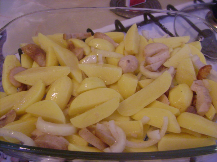 Картофель запеченный с грибами и сметаной в духовке