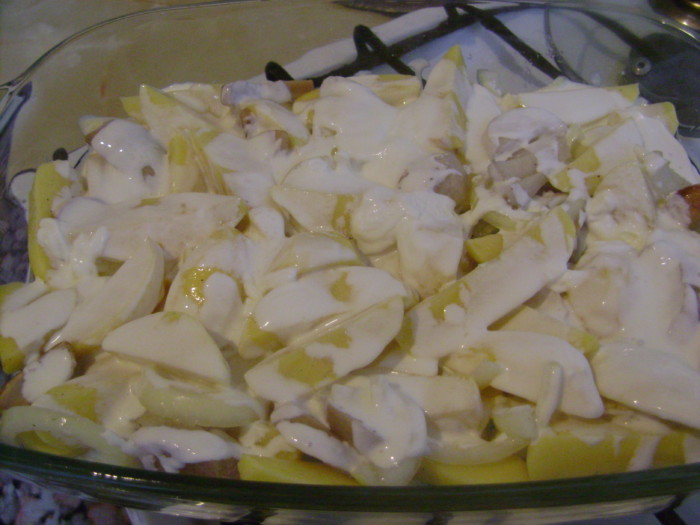Картофель запеченный с грибами и сметаной в духовке