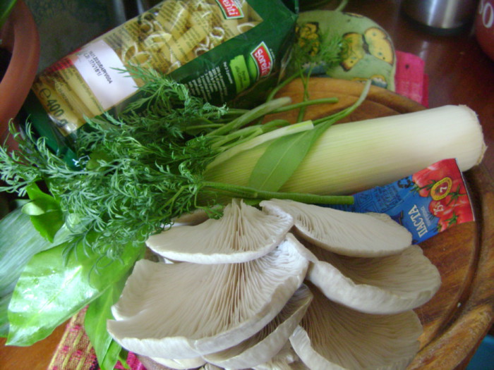 Макароны в сливочном соусе с грибами, луком пореем и томатом