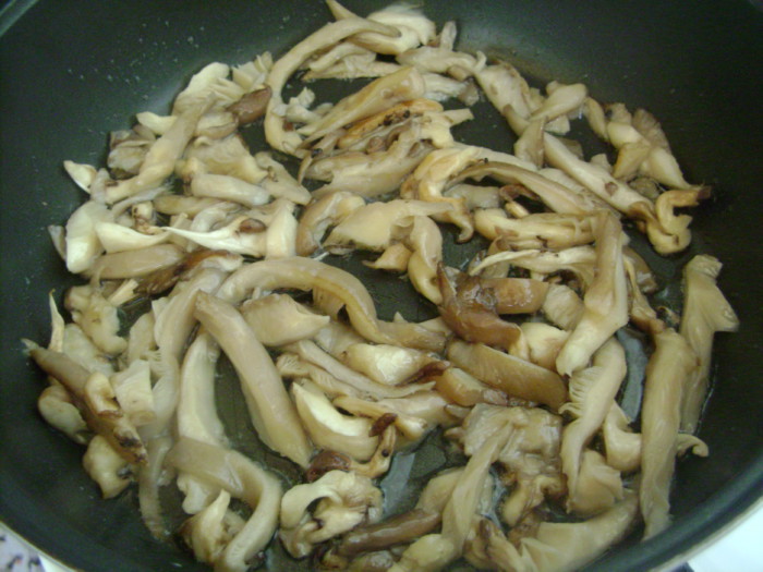 Макароны с грибами в сливочном соусе, с луком пореем и томатом