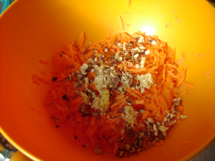 Морковный салат с черемшой, чесноком, орехами, зеленью и майонезом