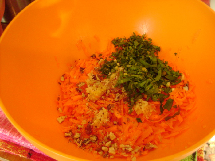 Морковный салат с черемшой, чесноком, орехами, зеленью и майонезом