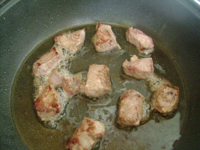 Тушеное мясо с картошкой в горшочках в духовке