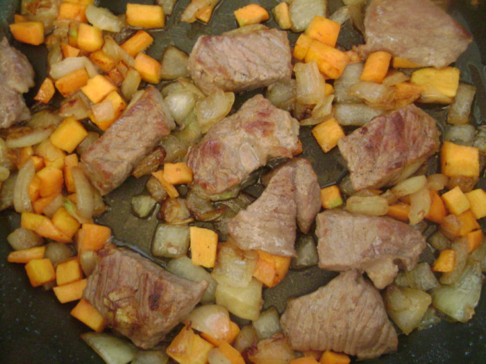Жаркое в горшочках с мясом и картошкой в духовке