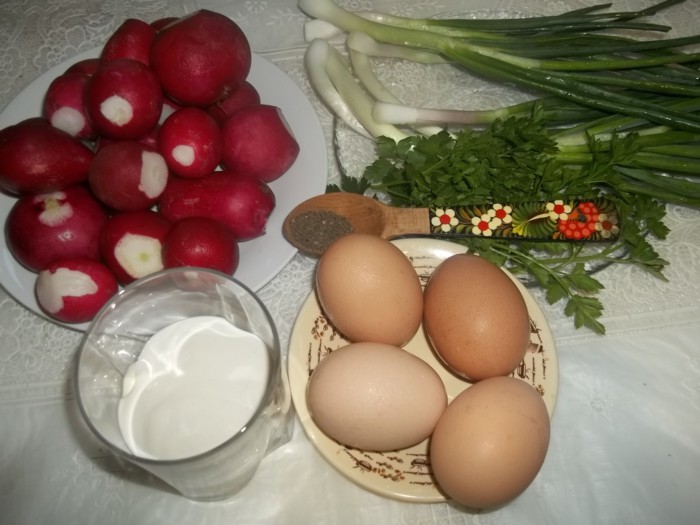 Cалат из редиски с яйцом и зеленым луком