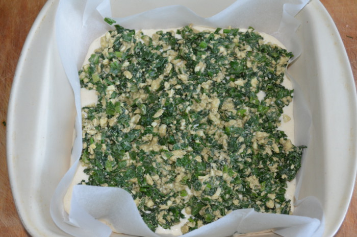 Быстрый заливной пирог на кефире со шпинатом, яйцом и зеленым луком