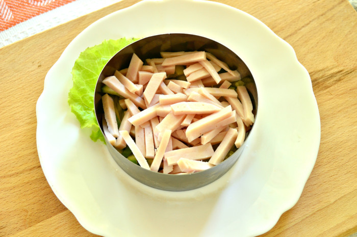Слоеный салат с кукурузой и крабовыми палочками порционно