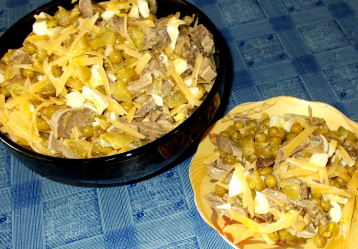 Салат из свиного языка с соленым огурцом, горошком и сыром