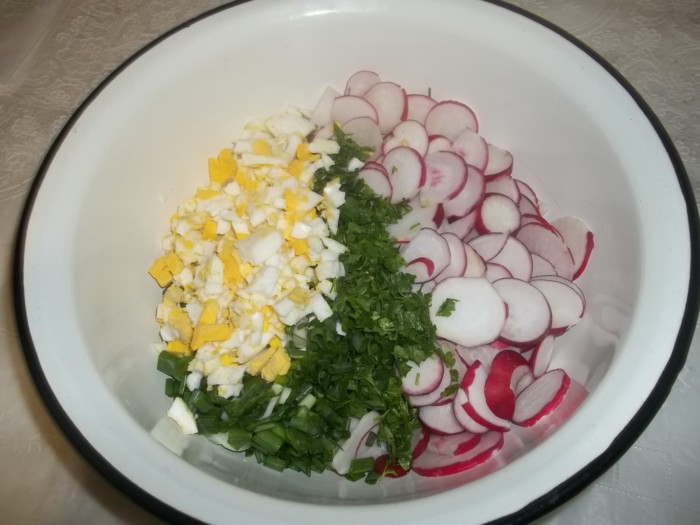 Весенний салат с редиской, яйцом и луком