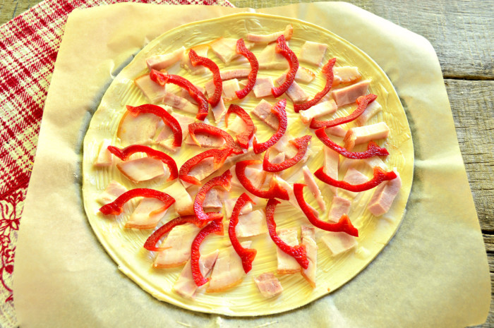 Бездрожжевая пицца из готового слоеного теста с беконом