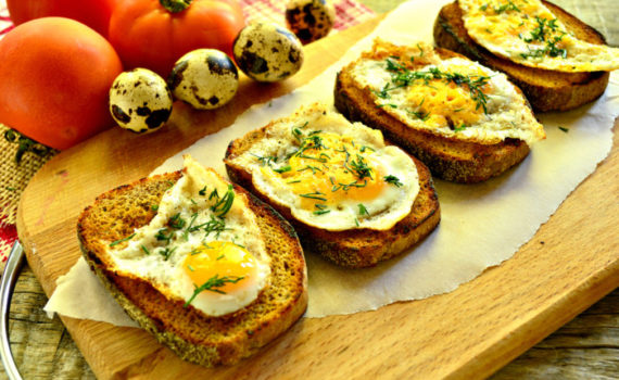 Хлебные тосты с яйцом и зеленью