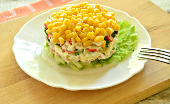 Cлоеный салат с крабовыми палочками, кукурузой и ветчиной в кольце