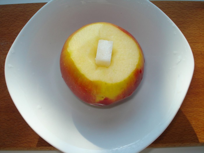 Вкусные печеные яблоки в микроволновке с сахаром
