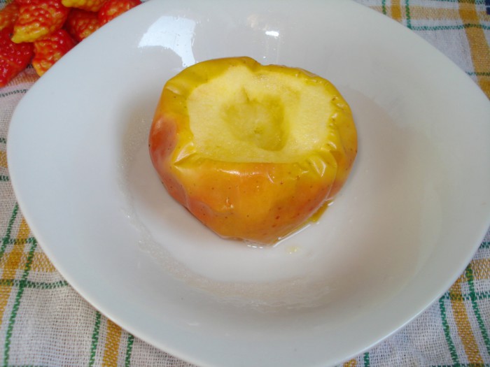 Печеные яблоки в микроволновке с сахаром