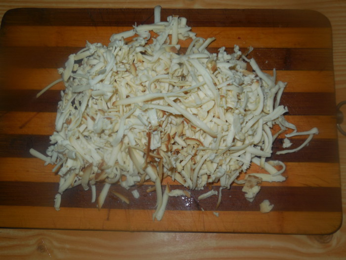 Вегетарианская «селедка под шубой» с водорослями нории и соевым колбасным сыром