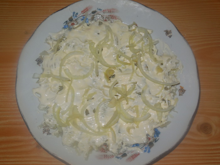 Вегетарианская «селедка под шубой» с водорослями нории и соевым колбасным сыром