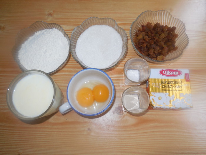 Вкусные румяные пасхальные булочки с узором из белого теста