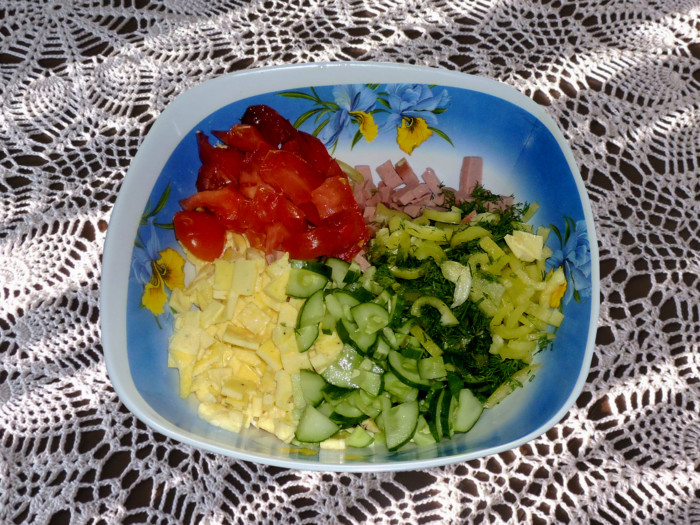 Сметанный салат с омлетом, колбасой, огурцом и перцем