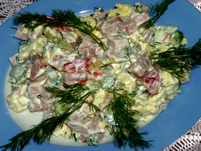 Сметанный салат с омлетом, колбасой, огурцом и перцем