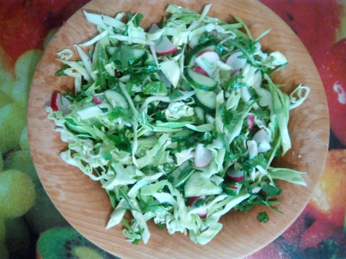 Салат с рукколой, огурцами, капустой и редисом