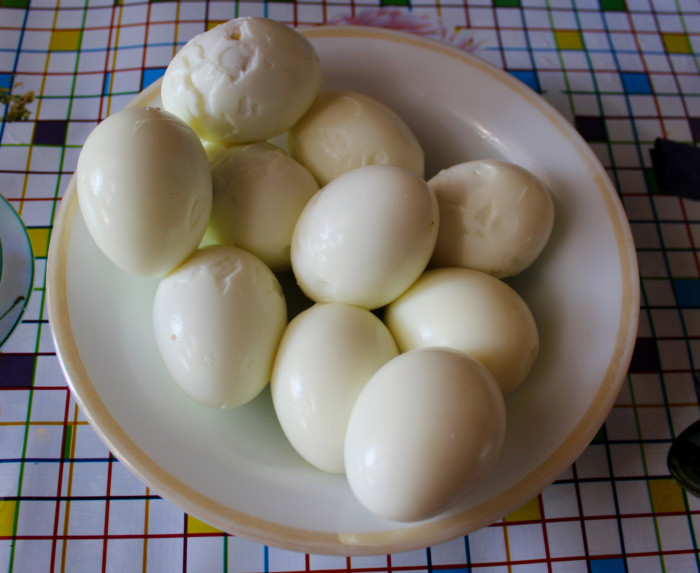 Яйца фаршированные консервой с желтком и майонезом