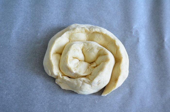 Пирог-улитка с вишней на кефире