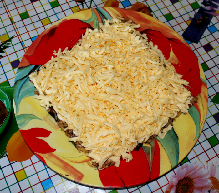 Слоеный салат со шпротами и сыром - Шахматка