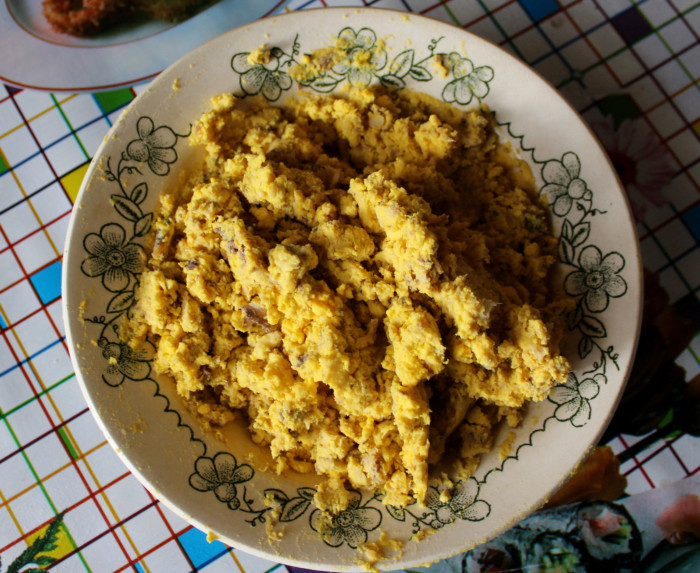 Яйца фаршированные консервой с желтком и майонезом