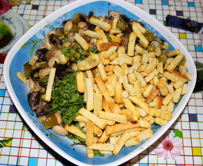 Салат с фасолью, грибами и сухариками
