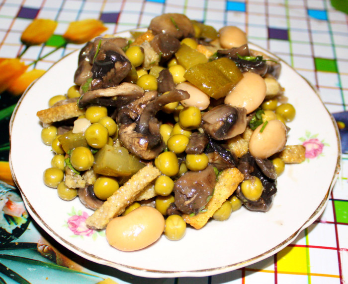 Салат с фасолью, грибами и сухариками